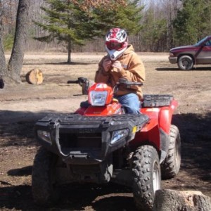 my buddy jimmy on his 05 polaris sportsman 400 that thing is a tank...well made