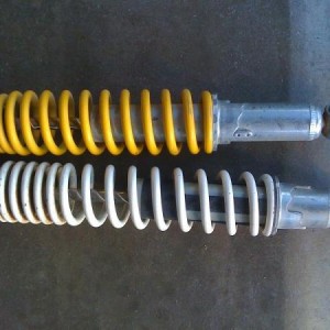 the white are banshee front shocks yellow are blaster